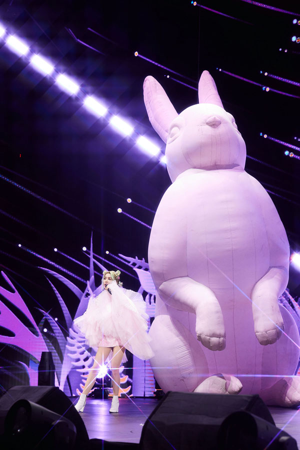 蔡依林在巨型玩偶兔下可爱开唱.jpg