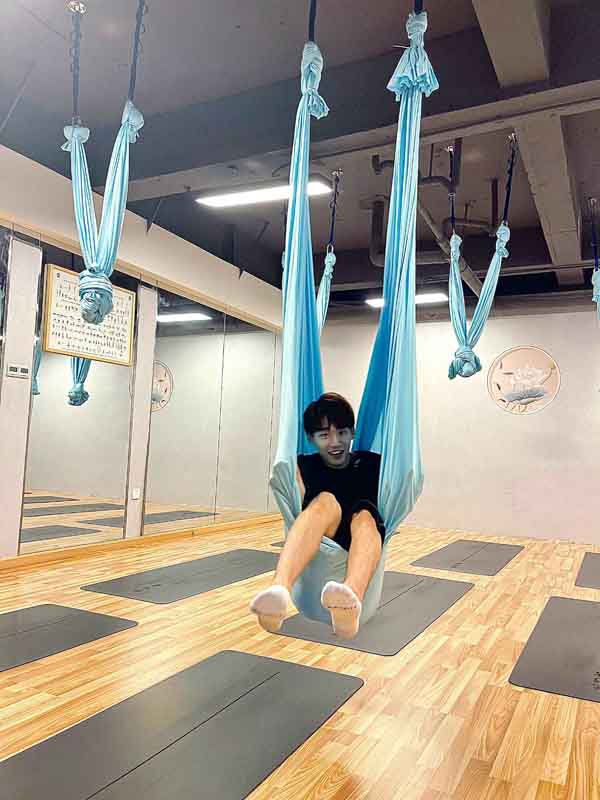 谢兴阳体验空中瑜伽 高难度动作笑容满满化身俏皮少年(图2)