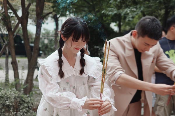 张淼怡开机仪式敬香.jpg